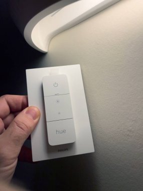POV erkek eli yeni Philips Tonu kablosuz internet uzaktan kumandası