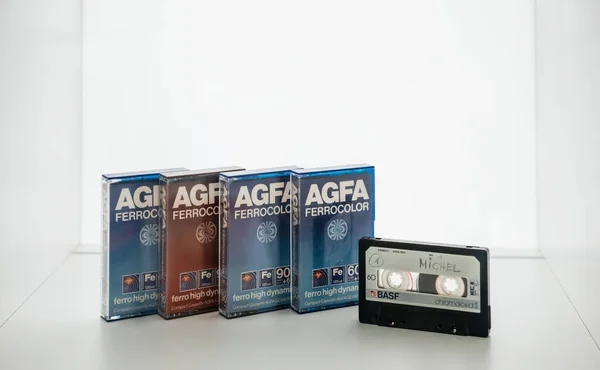 Vooraanzicht van Agfa Ferrocolor compact cassette naast Basf Chromdioxid II — Stockfoto