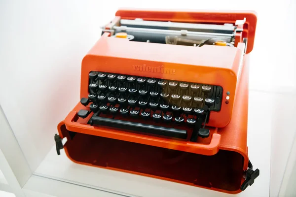 奥莉薇蒂 · 瓦伦丁型打字机的前景 — 图库照片