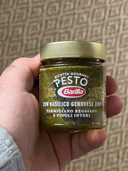 POV male hand holding Pesto con basilico genovese ricetta gourmet — стоковое фото