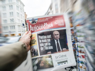 Flaş haber spikeri Vladimir Putin, Donbass bölgelerini tanıdıktan sonra Batı 'ya meydan okudu