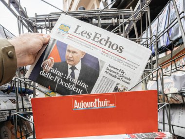 Flaş haber spikeri Vladimir Putin, Donbass bölgelerini tanıdıktan sonra Batı 'ya meydan okudu