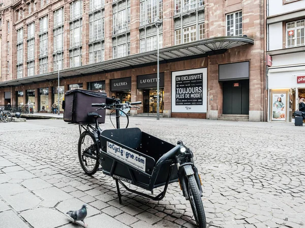 Dlouhá dodávka kolo v centru města Štrasburku — Stock fotografie
