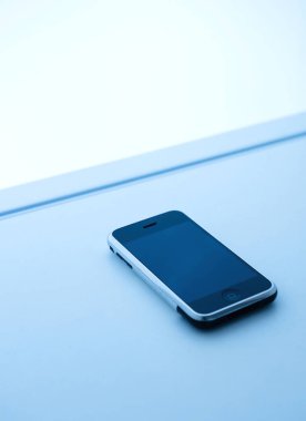 Apple Bilgisayarları iPhone mavi beyaz masadaki ilk nesil