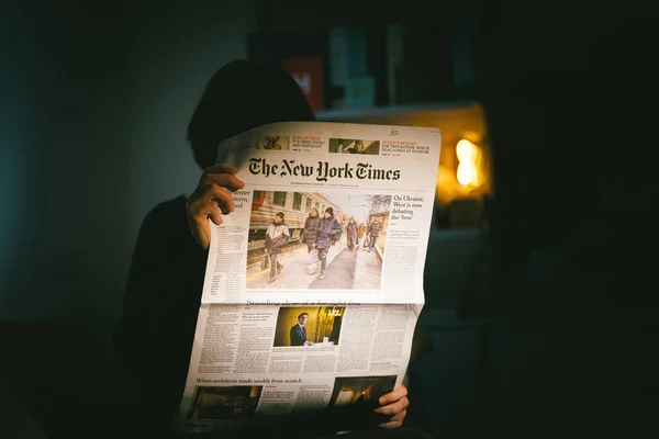 The New York with headlines Russian president Vladimir Putin after signing recognition of Donbass regions — Stock Photo, Image