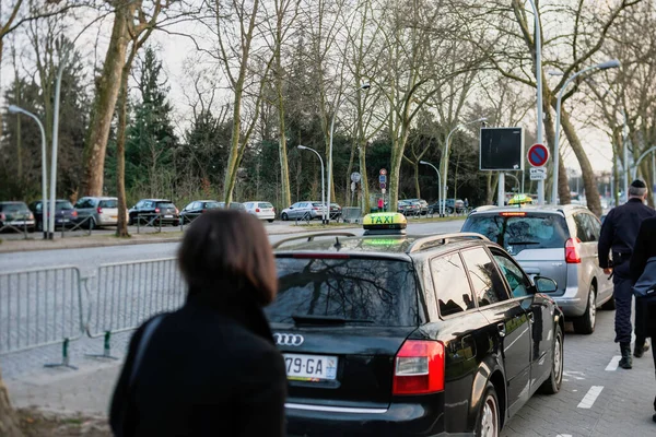 Vista trasera de personas caminando en el centro de la ciudad de agentes de policía vigilando la zona cerca del Consejo de Europa — Foto de Stock