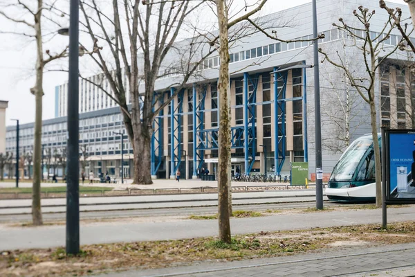 Stary budynek we francuskim mieście Strasbourg student Campus Central z tramwajem przechodzącym przed — Zdjęcie stockowe