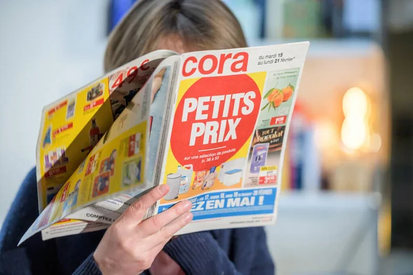 Melhores preços com texto grande Petit Prix traduzido como preços pequenos — Fotografia de Stock