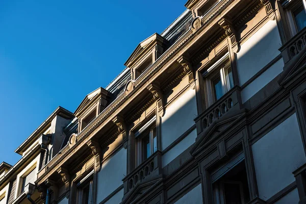 Visão de ângulo lateral baixo de construção de patentes francesas de luxo — Fotografia de Stock