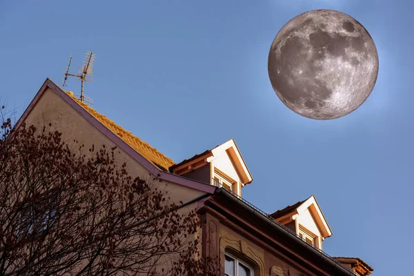 アパート建物と大きな月 — ストック写真