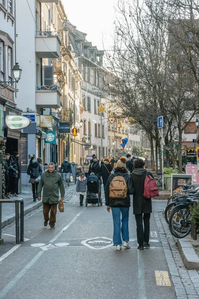 Busy center street in Strasbourg with some people wearing respiratory masks due to Covid-19 — Stock Photo, Image