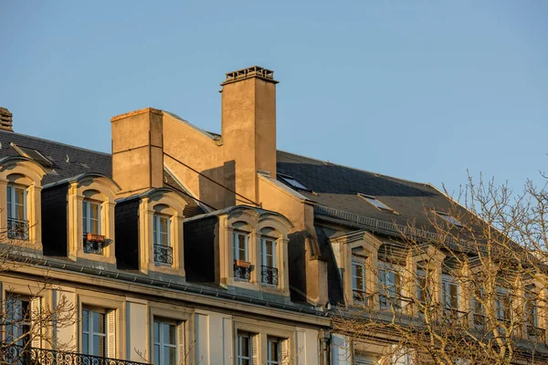 La azotea del edificio de apartamentos francés con el cielo azul claro en el fondo — Foto de Stock