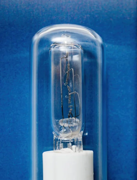Zbliżenie makro ujęcie uszkodzonej standardowej żarówki wolframowej żarówki lampy — Zdjęcie stockowe