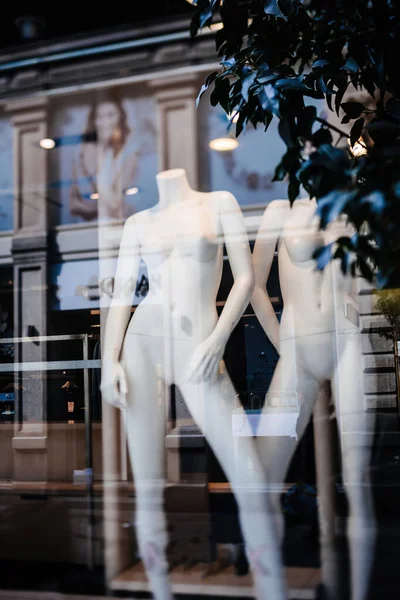 Silhuetas nuas de manequins sem cabeças em uma vitrine de uma loja moderna — Fotografia de Stock