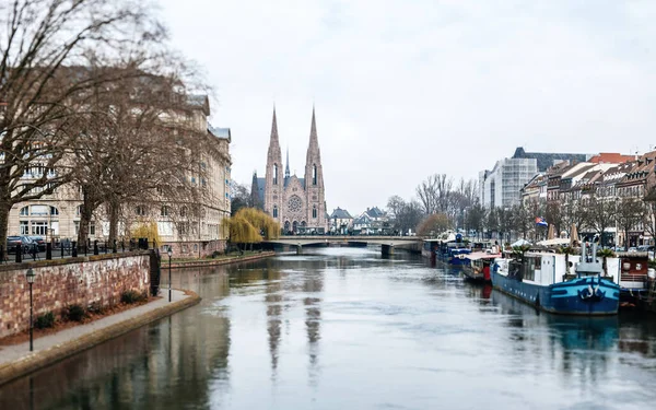Tilt-Shift-Objektiv zum Fotografieren des Straßburger Stadtzentrums mit der Eglise reformee Saint-Paul und der Pont Royal — Stockfoto