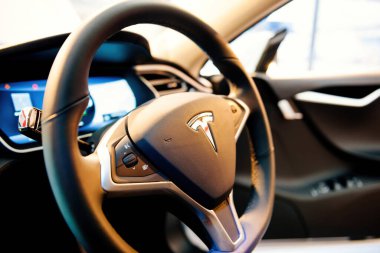 Kontrol alanında birden fazla düğmesi olan yeni bir Tesla Model S 3 elektrikli arabanın direksiyonu.