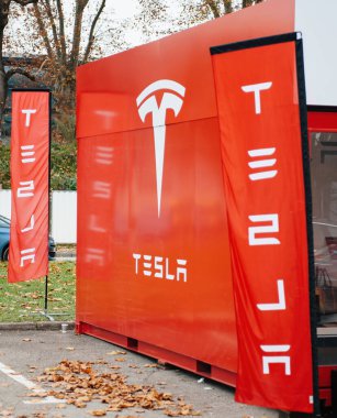 Tesla bayrakları Paris 'in merkezindeki seyyar galerinin yanında.