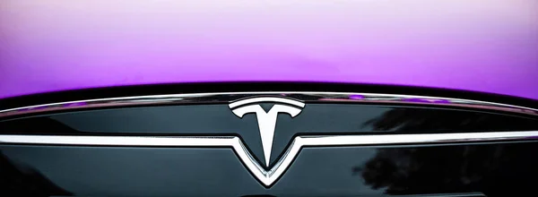 Logotipul Tesla Motors este un nou automobil electric — Fotografie, imagine de stoc