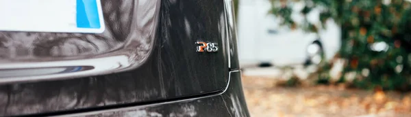 Dettaglio iscrizione cromata P85 su una nuova Tesla Motors marrone — Foto Stock
