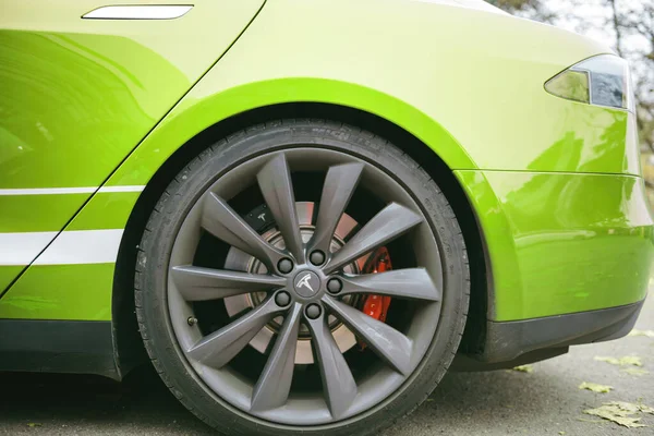 Close-up da borda de alumínio de um novo carro Tesla Motors estacionado na cidade — Fotografia de Stock