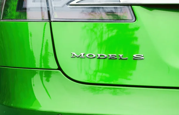 Achteraanzicht van Model S chroom signage op een nieuwe luxe elektrische auto Tesla — Stockfoto