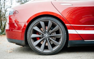 Şehirde park edilmiş yeni bir Tesla Motors aracının alüminyum kenarına yakın plan.