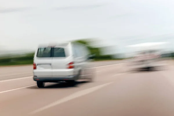 Rückansicht von unkenntlich verschwommenem Blick auf weißen Kombi-Van, der auf Autobahn fährt — Stockfoto