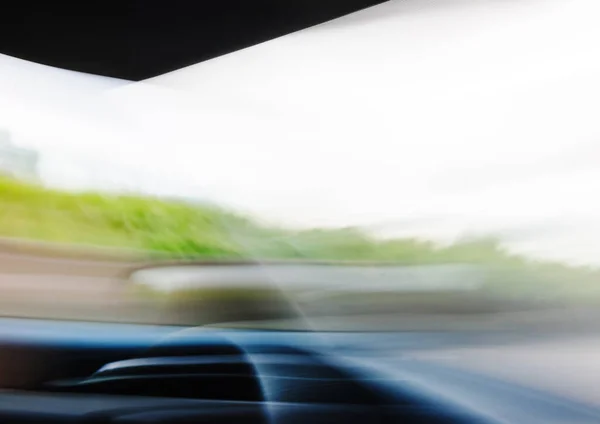 Desenfocado líneas borrosas vista desde el interior de un coche —  Fotos de Stock