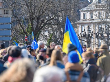 Rus Konsolosluğu 'nun Ukraynalılarla dayanışma içinde olmasını protesto etmek ve savaşa karşı çıkmak
