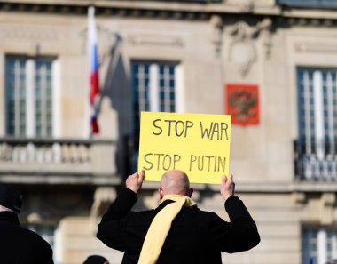 Rus Konsolosluğu 'nun Ukraynalılarla dayanışma içinde olmasını protesto etmek ve savaşa karşı çıkmak