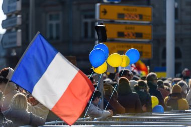 Rus Konsolosluğu 'nun Ukraynalılarla dayanışma içinde olmasını protesto etmek ve savaşa karşı çıkmak