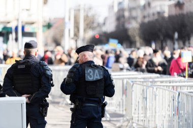 Rus Konsolosluğu 'nun Ukraynalılarla dayanışma içinde olmasını protesto etmek ve savaşa karşı çıkmak