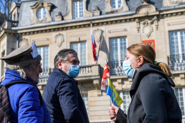 Rus Konsolosluğu 'nun Ukraynalılarla dayanışma içinde olmasını protesto etmek ve savaşa karşı çıkmak