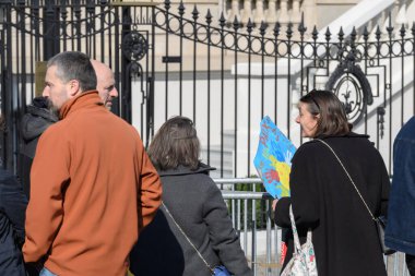 Rus Konsolosluğu 'nun Ukraynalılarla dayanışma içinde olmasını protesto etmek ve savaşa karşı çıkmak