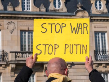 Rus Konsolosluğu 'nun Ukraynalılarla dayanışma içinde olmasını protesto etmek ve savaşa karşı çıkmak