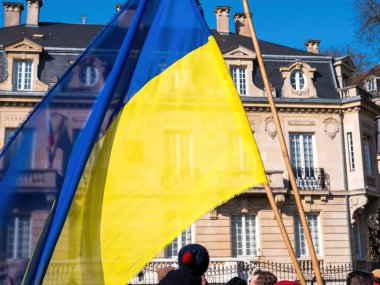 Rus Konsolosluğu 'nun Ukraynalılarla dayanışma içinde olmasını protesto etmek ve savaşa karşı çıkmak