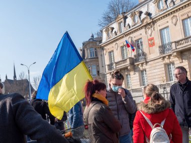 Rus Konsolosluğu 'nun Ukraynalılarla dayanışma içinde olmasını protesto etmek ve savaşa karşı çıkmak