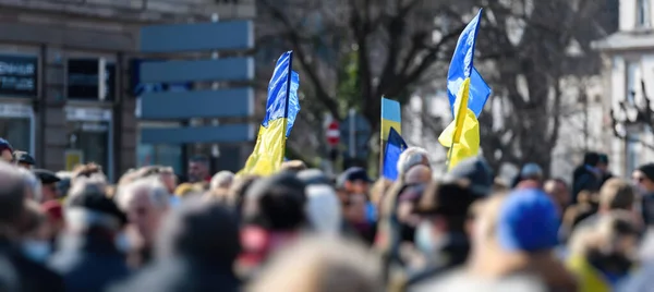 Protest przed Konsulatem Rosyjskim w solidarności z Ukraińcami i przeciwko wojnie — Zdjęcie stockowe