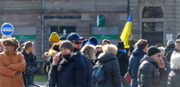Протестный фронт российского консульства в знак солидарности с украинцами и против войны — стоковое фото