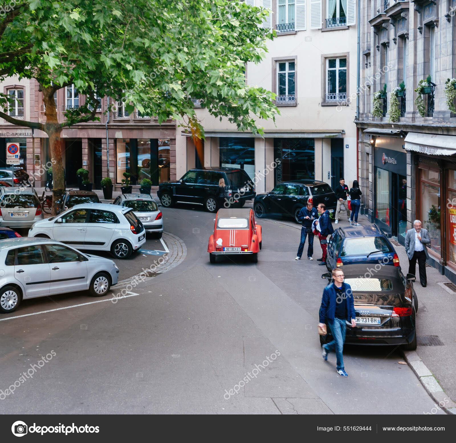 Place du Temple-Neuf in central Strasbourg vintage Citroen car driving  between cars – Stock Editorial Photo © ifeelstock #551629444