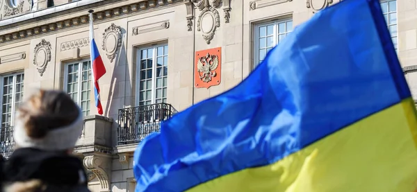 Протестный фронт российского консульства в знак солидарности с украинцами и против войны — стоковое фото