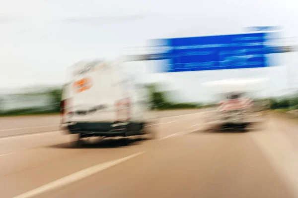 Veicoli sfocati con vista sfocata sulla guida in autostrada per trasportare merci — Foto Stock
