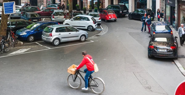 Place du Temple-Neuf w centrum Strasburga - sylwetka rowerzysty — Zdjęcie stockowe