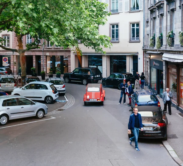 Place du Temple-Neuf in het centrum van Straatsburg vintage Citroen auto rijden tussen auto 's — Stockfoto