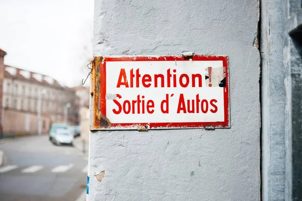 Ancienne inscription vintage sur le bâtiment mural - Attention, sortie dautos — Photo