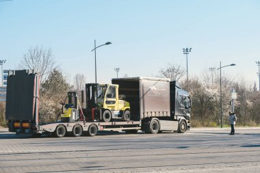 Büyük bir kargo kamyonu 7 ve 8 ton yer tasarruflu Hyster 'ı taşıyacak.