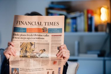 Financial Times gazetesi okuyan kadın manşet Scholz