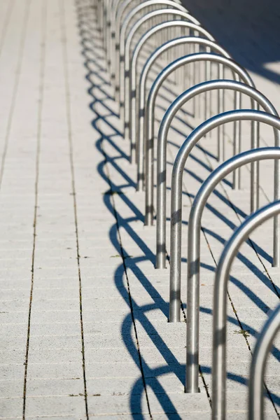 Vários suportes de bicicleta vazios garantidos de aço inoxidável vagos projetados para estacionar bicicletas — Fotografia de Stock