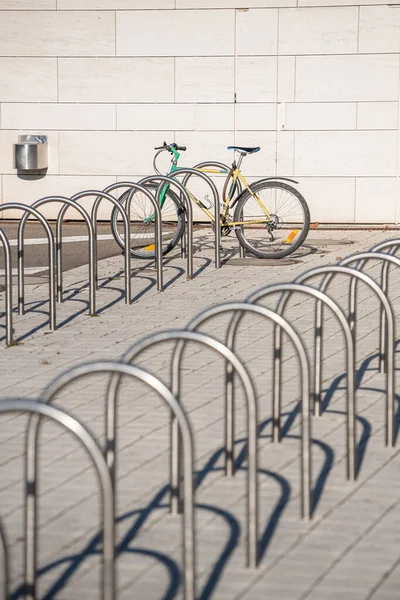 Çoklu paslanmaz çelik güvenlikli boş bisiklet durağı boş raflar bisikletleri park etmek için tasarlanmış. — Stok fotoğraf
