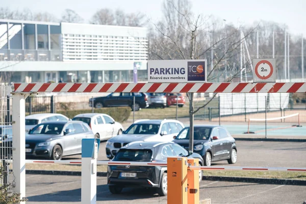 Parking reserved for members inscription in English at the entrance to Tennis Club Strasbourg — Stock Photo, Image